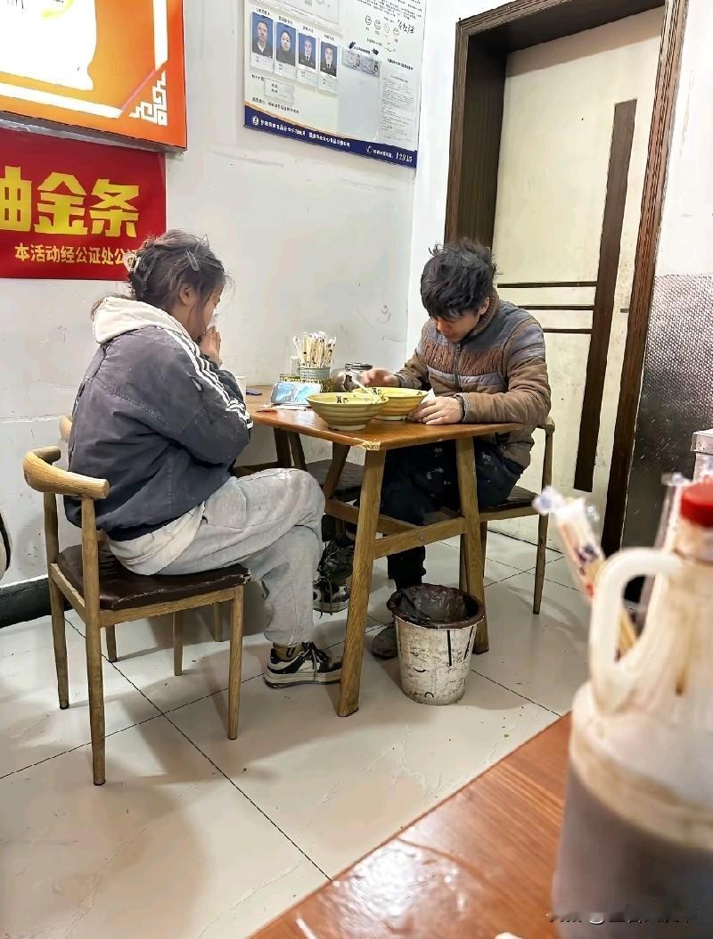 吃饭时看到一对小夫妻，也就二十岁，两个人，两碗面。
老板说加个小菜吧，三块钱随便