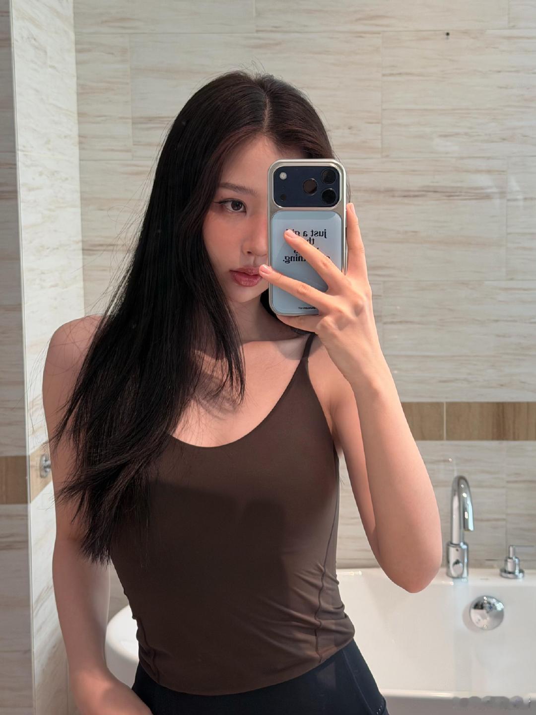 虞书欣好辣的身材不得不佩服她的身材管理，体态匀称又有曲线，翘臀线条格外亮眼，又纯