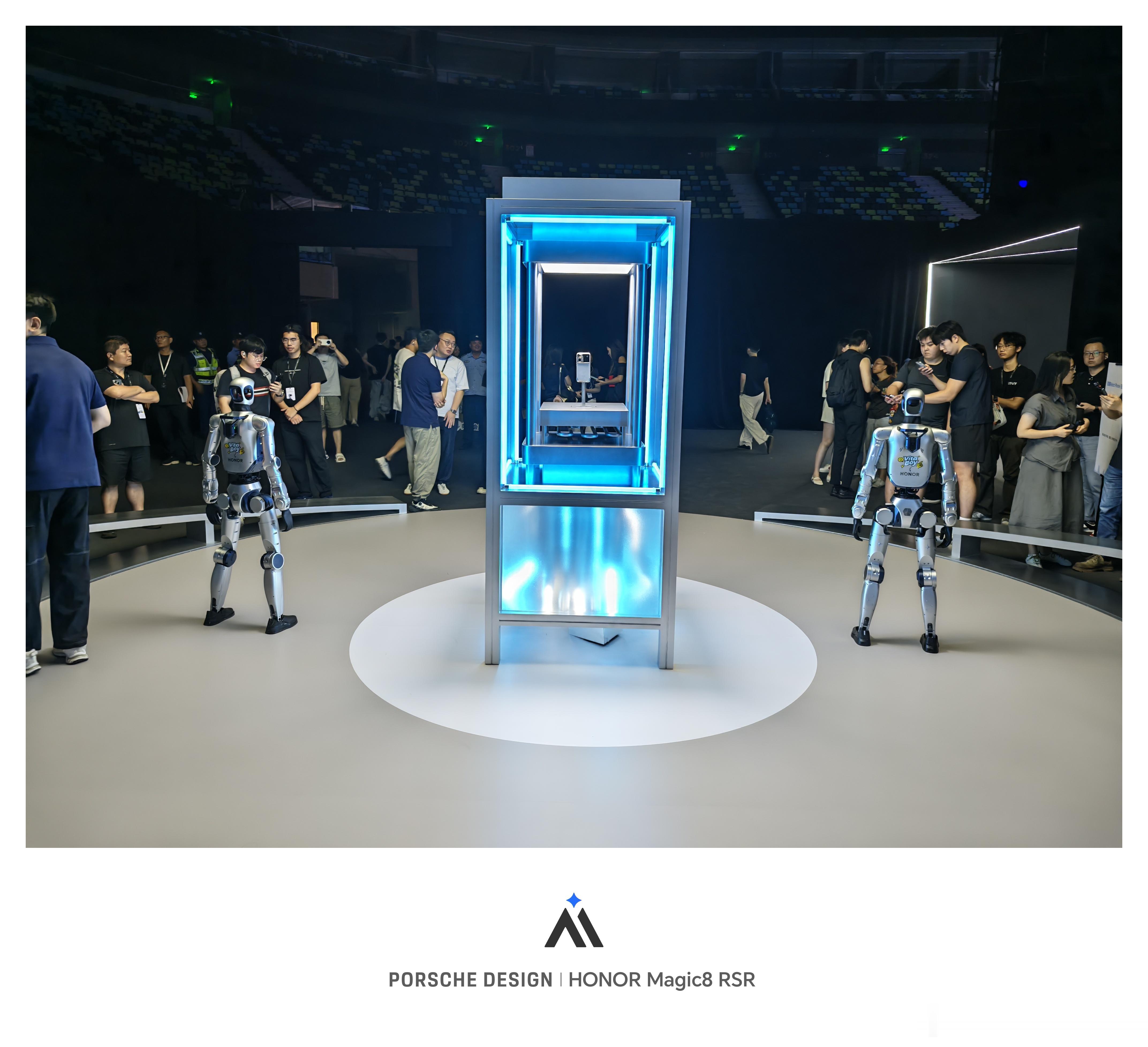 wow，荣耀发布会现场，和陈震用荣耀Robot Phone拍合影了！这你受得了嘛