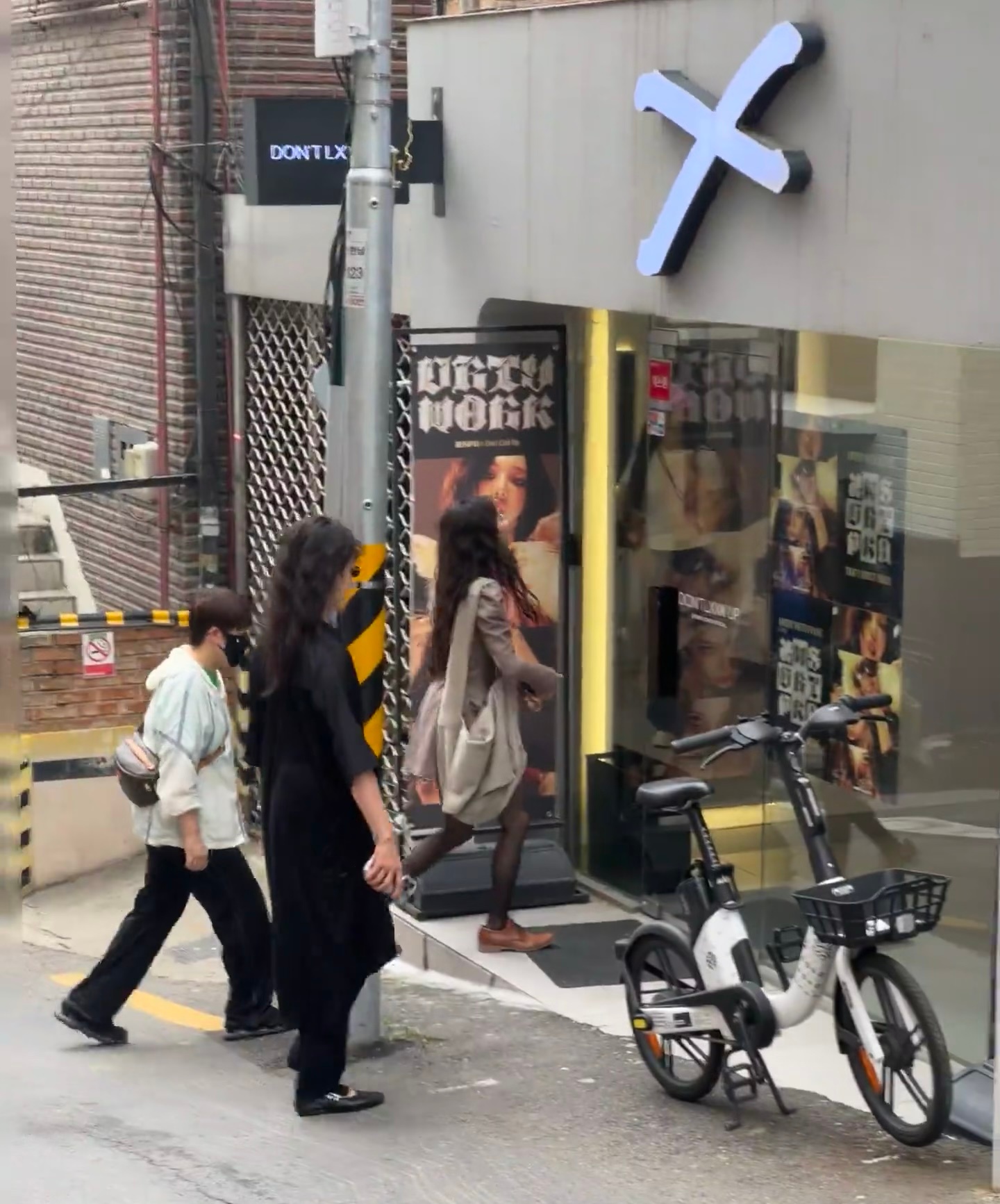 网友韩国街头偶遇孙莉带着黄多多逛街，母女俩太美了！ ​​​