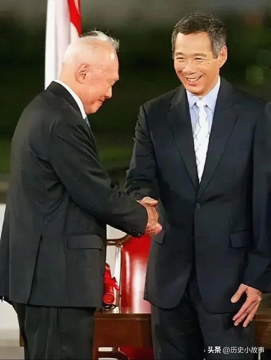 李显龙直接挥刀斩断了同宗同祖的血脉羁绊。他当着全场的面把中国人的感情牌扔在地上，