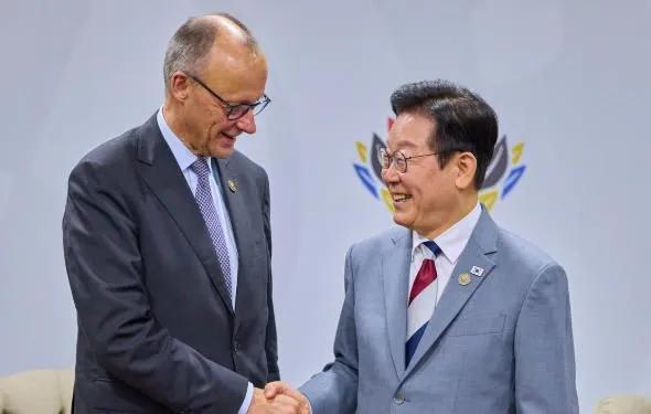 默茨10月29日奔赴首尔，会晤韩国总统李在明。
 
会谈画风和日本站截然不同：台
