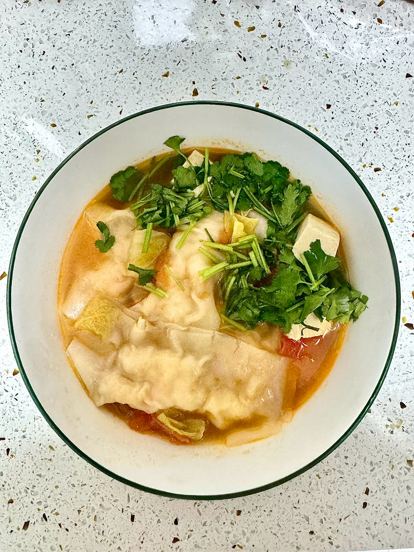 深夜做给自己的一碗“虾滑宽面” 