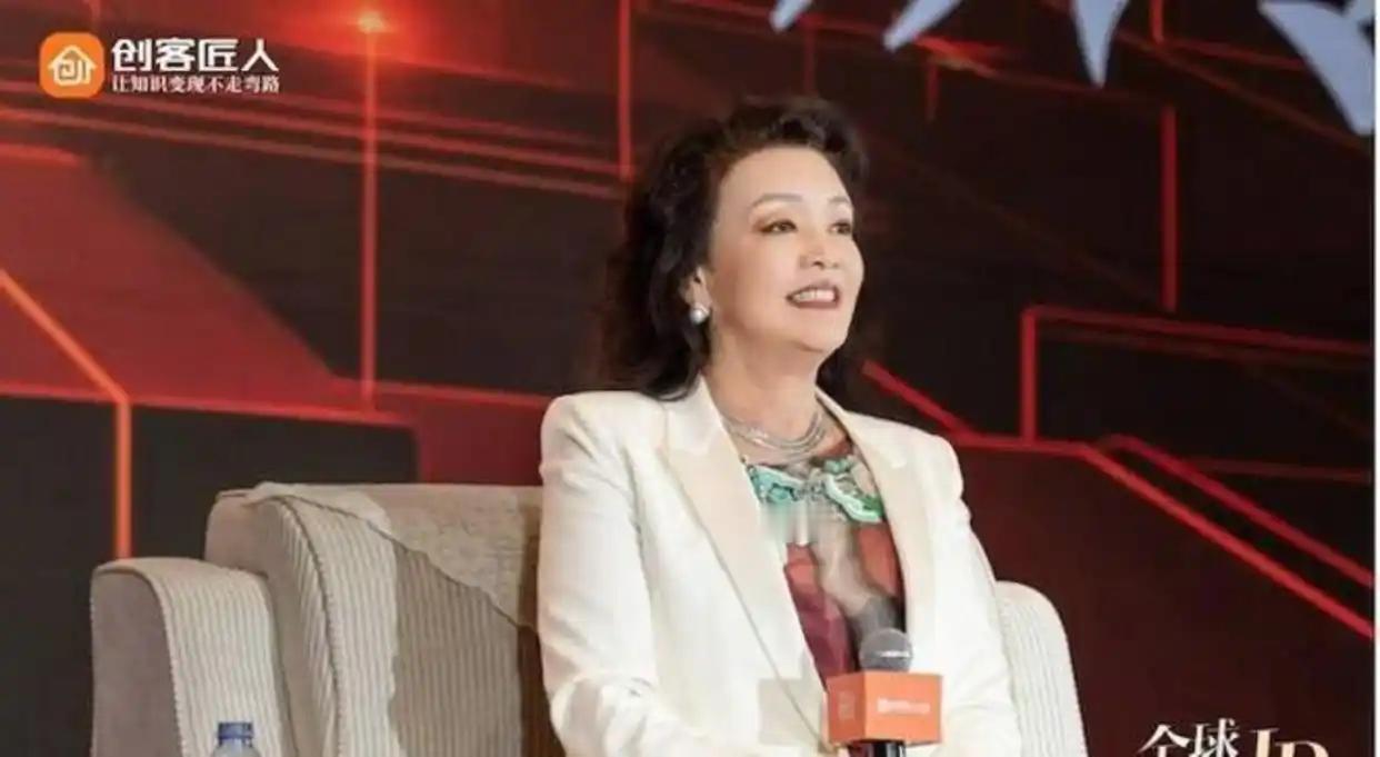 过年张兰听说孙子孙女要回来，冰箱塞满了零食，柜也爆了，她在直播间里念叨了好几回：