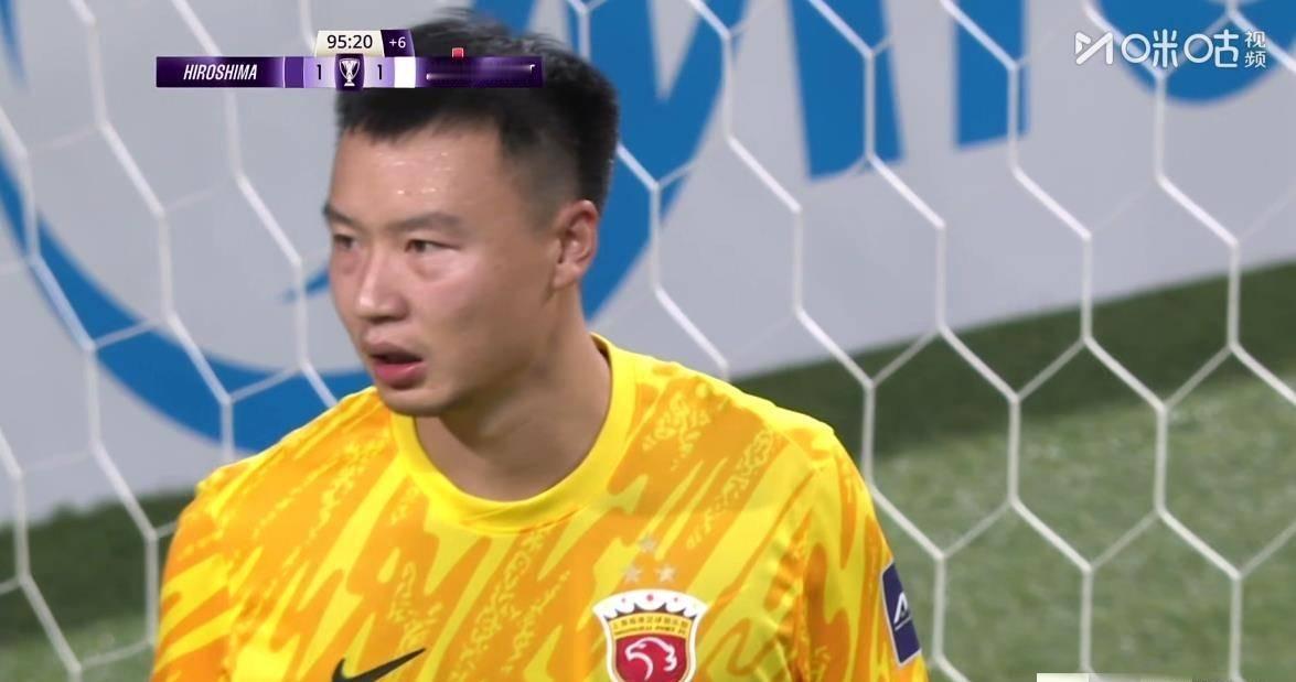 28脚射门狂轰球门，12次射正贴脸轰炸——这支球队居然0失球拿分？
陈威站在门前