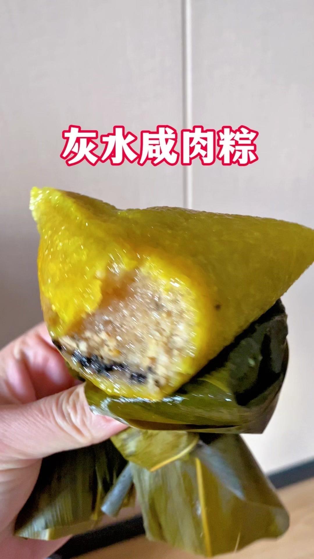 🌾用传统灰水浸泡糯米，米香更浓有嚼劲。提前腌制好的五花肉，咸香入味不油腻，包裹