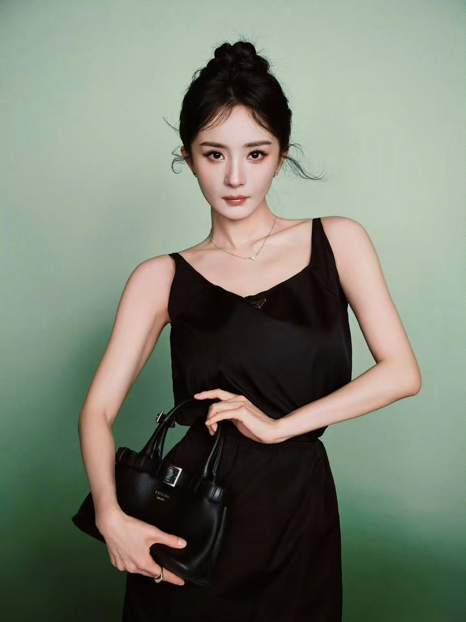 杨幂Prada小黑裙杨幂Prada第二套第二套也是超级美丽 