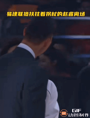 易建联好大哥，这样的球员谁不爱？
易建联搀扶拄着拐杖的小弟赵睿离场，有说有笑、其