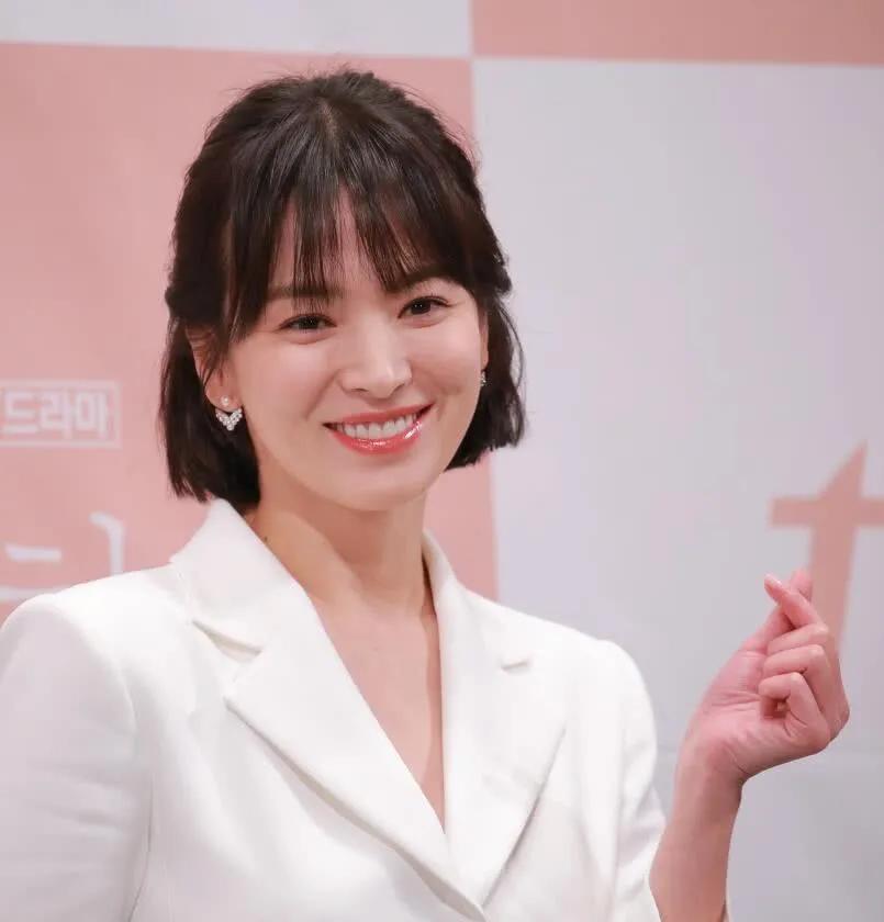 宋慧乔是一位备受欢迎的韩国女演员，她在影视界有着非常出色的表现，并且拥有大量粉丝