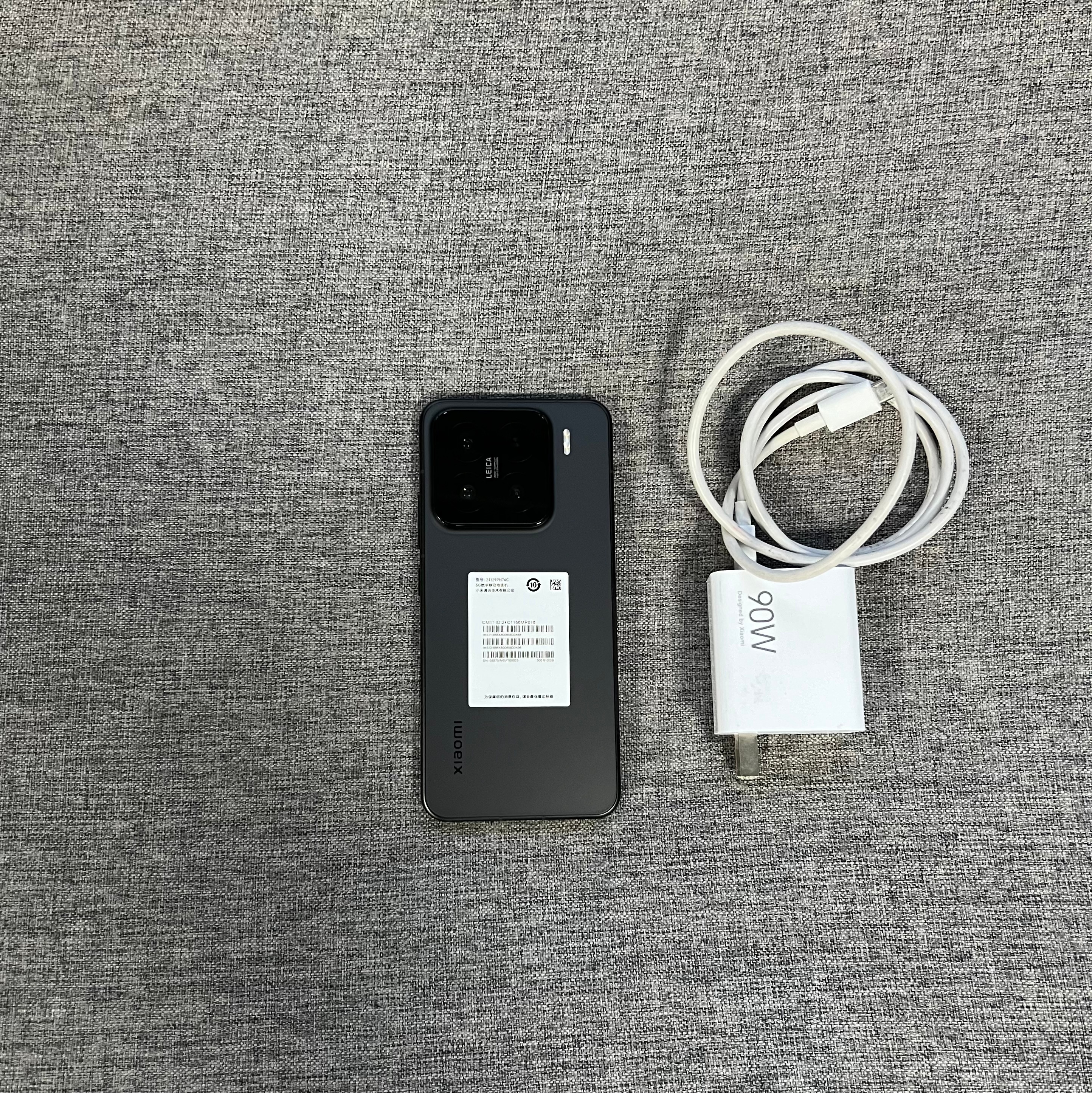 小米15 16+512G 黑色，官方售后换的全新机，全新未激活单机+原装充电器。