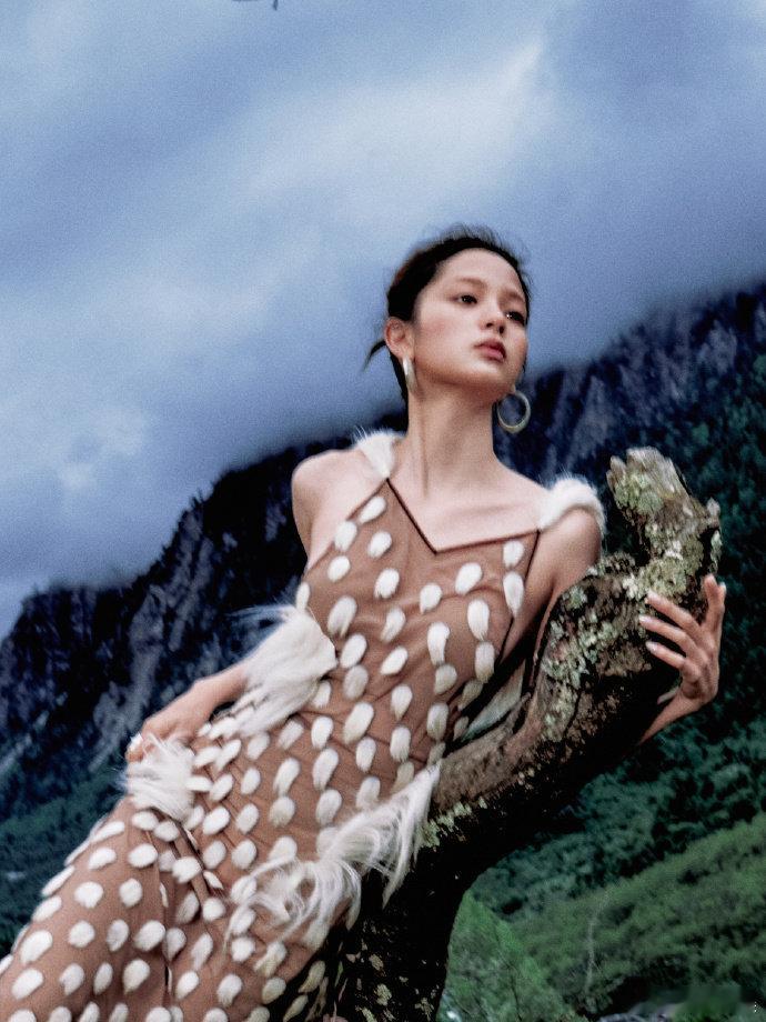 欧阳娜娜黑皮小鹿欧阳娜娜黑皮鹿塑这种偏向野性的美学风格十分吸睛，和以往形象形成强