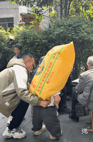 这个缺德鬼连残疾人都不放过，欺人太甚，还不承认，不是男人！[鄙视][刀]