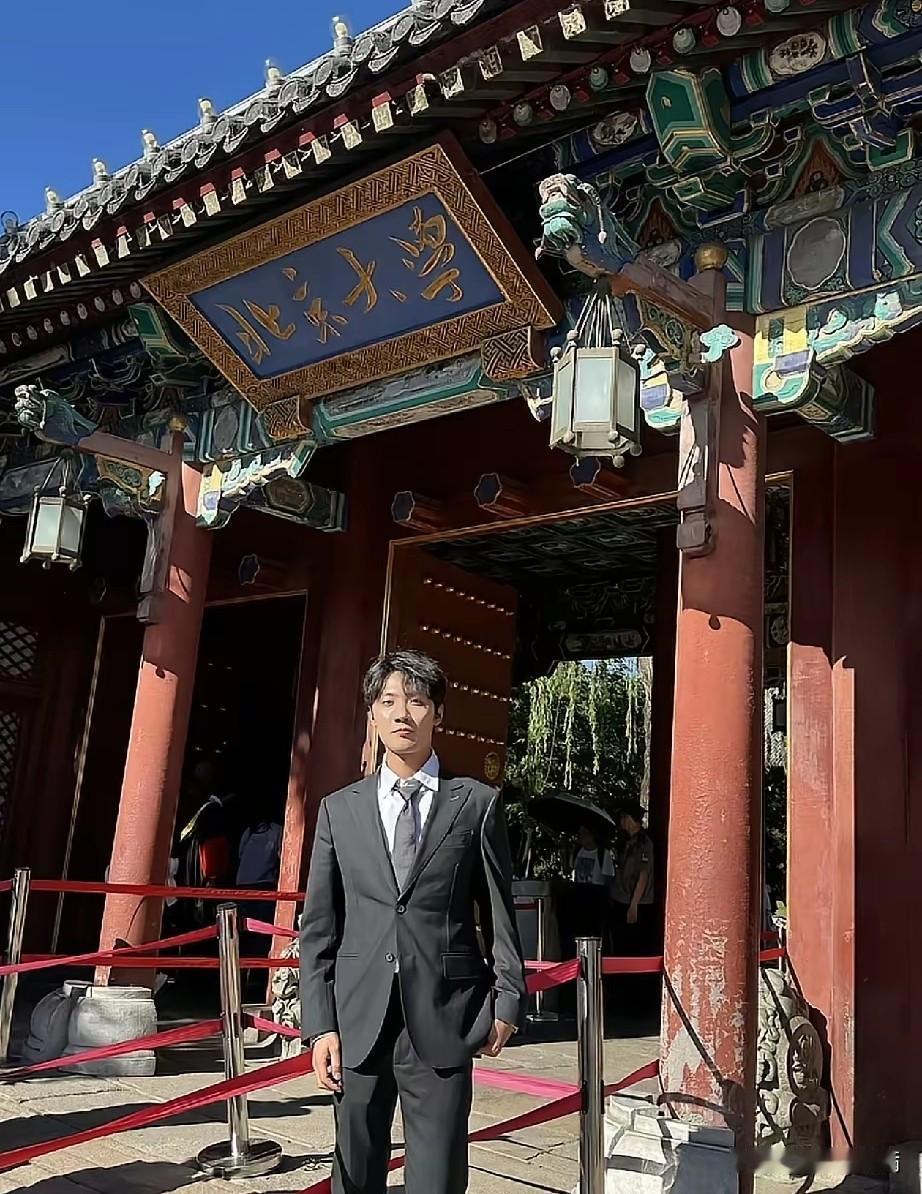 上交大毕业跑去当带货主播，
当时多少人暗戳戳觉得"白读了"？
结果人家转头晒出北