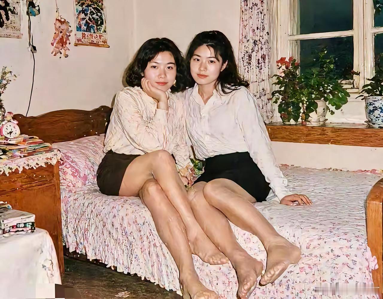 80年代，这是东北一个小县城一对姐妹.这家庭条件在当年属于什么水平！ 