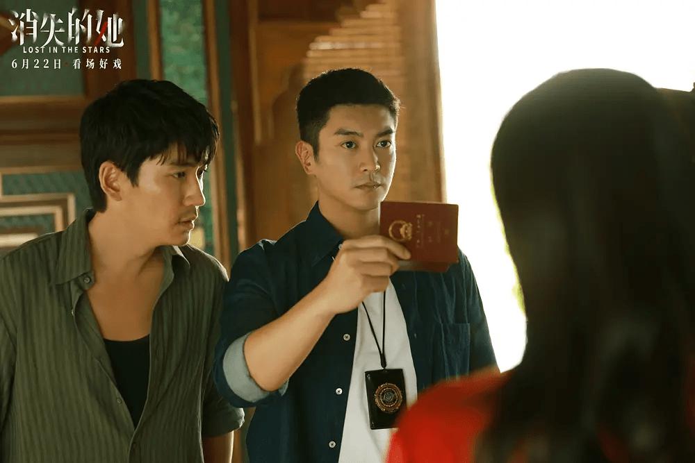 故事进行得很顺利，关于妻子的一切信息和照片都被删掉，这也算是一个合理的解释，毕竟