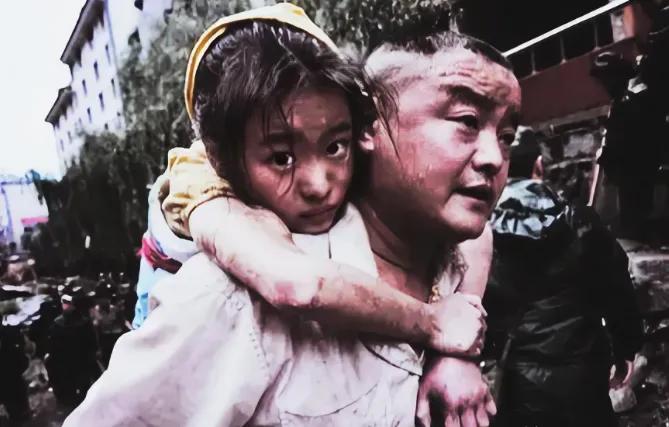 2008年，汶川地震，11岁的李佳芹被埋在废墟下十几个小时，就在她感觉自己坚持不