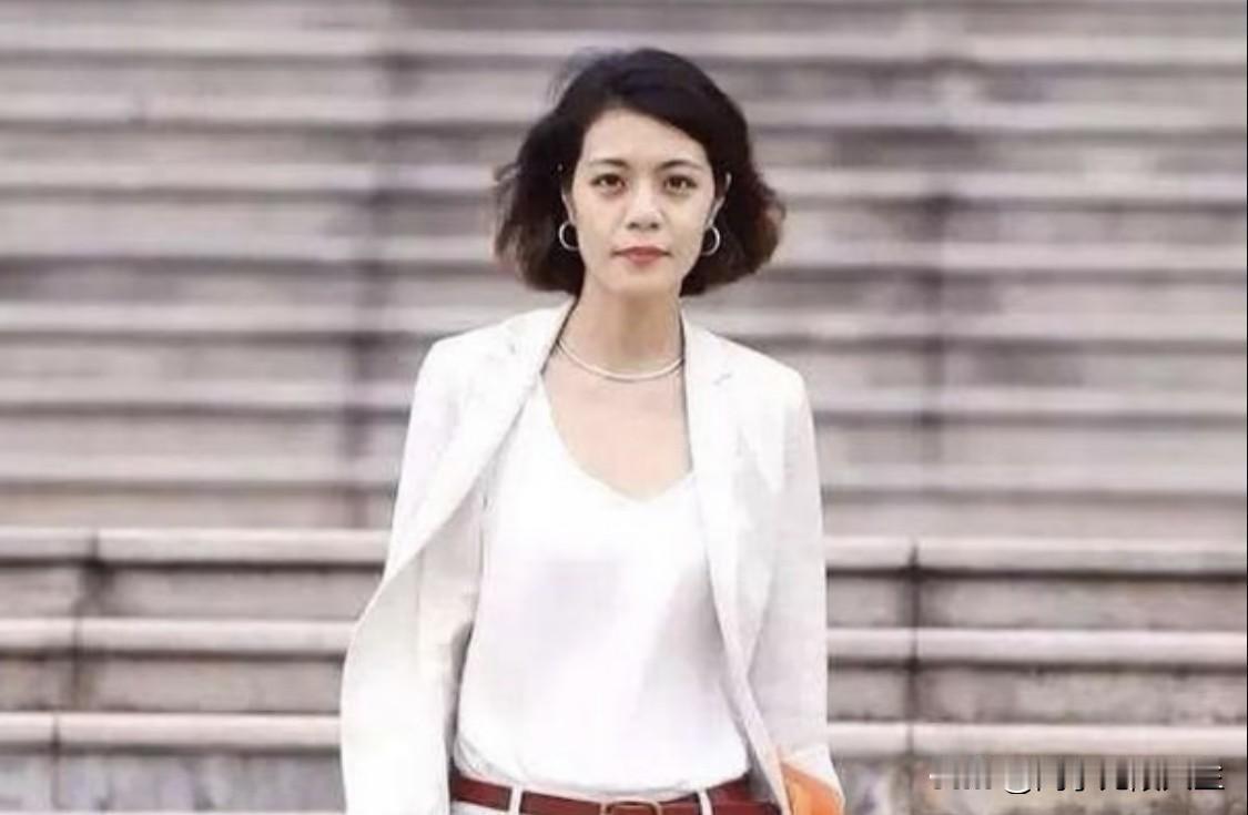 复旦教授陈果说：
“把钱看的高于一切的人，一定是个无情的人，为了钱可以牺牲一切的