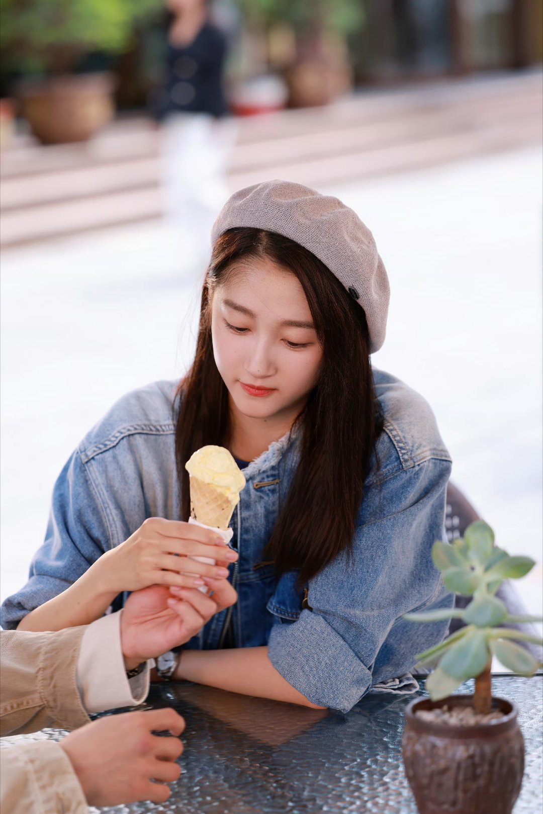 关晓彤 🌸关晓彤孟露莎🌸关晓彤红掌"孤独与诗,赤诚走过温柔,谱写自己的故事"