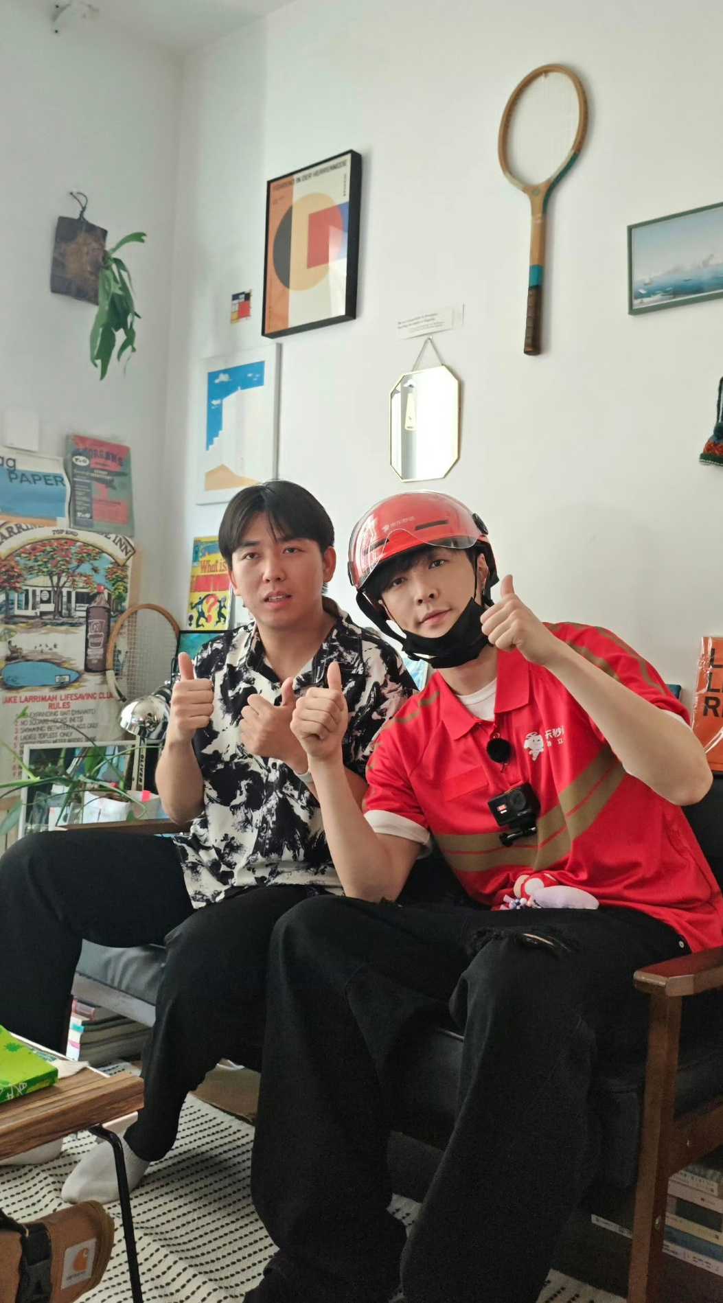 张艺兴去送外卖了[捂嘴哭]还进门和素人合照了这小哥好幸福啊[拜托] ​​​