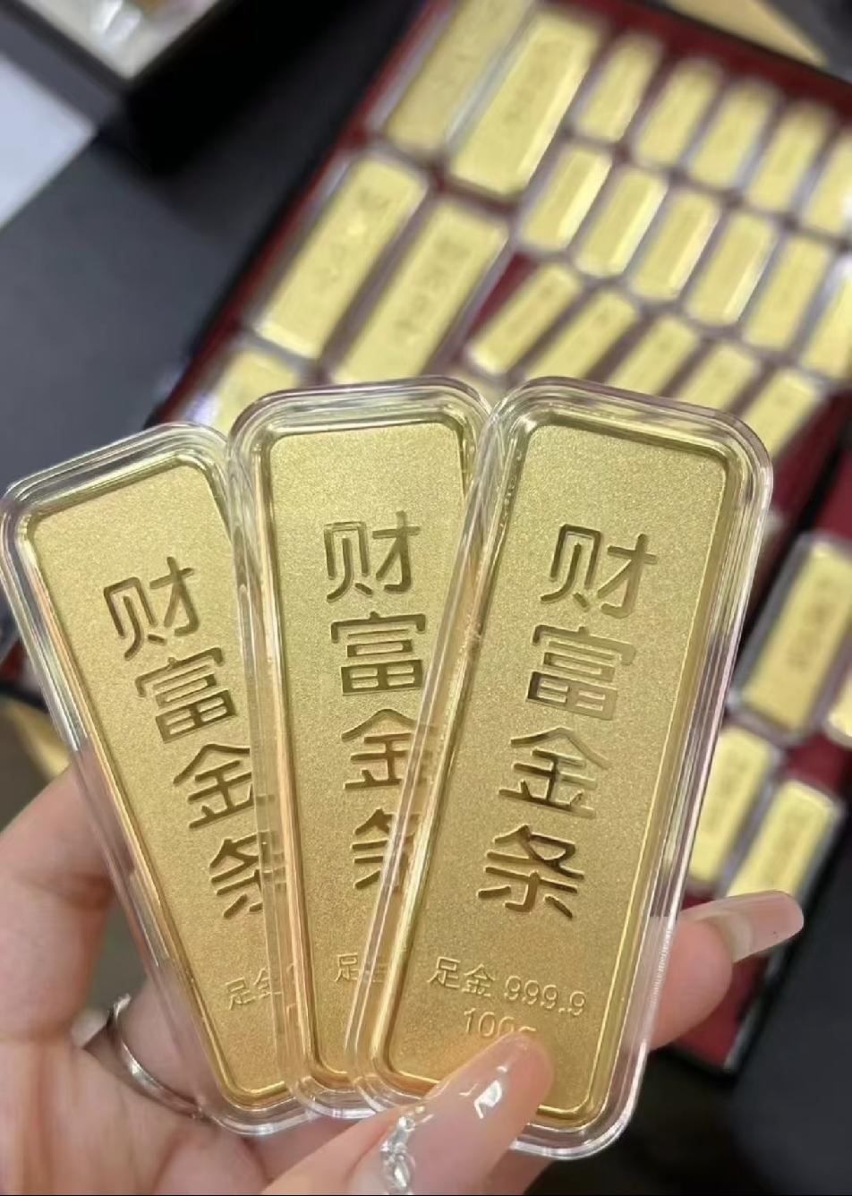 5月25号，这金价真的是要把人折磨疯了。

早上刚开盘那会儿还挺硬气，1002块