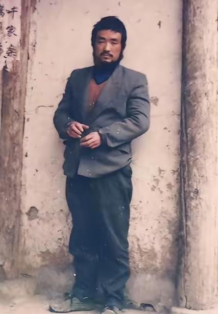 泪目。1997年安徽男子带着妻儿流落在北京街头，快撑不下去时，突然，一个流浪小孩
