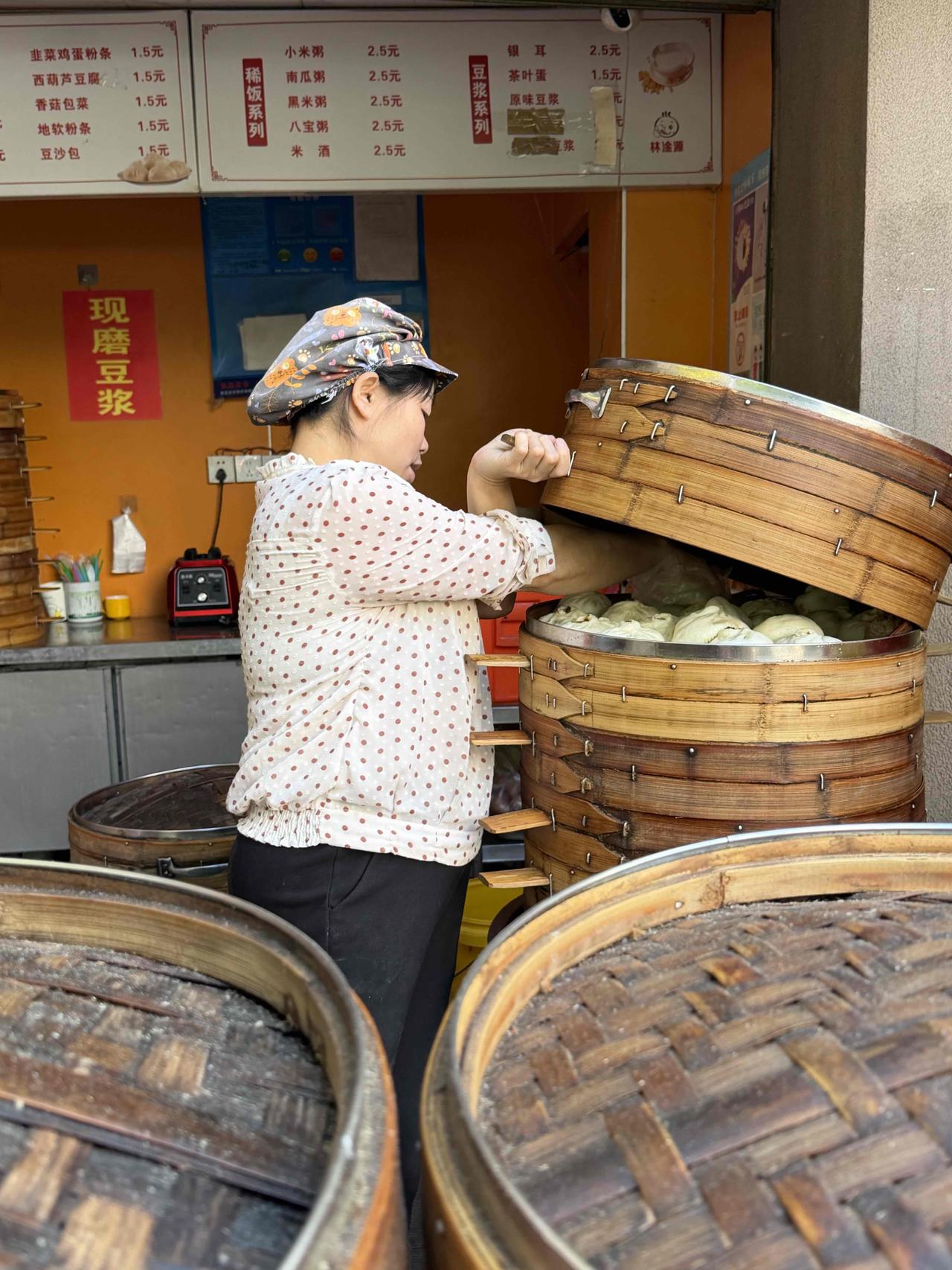 昨天下午，家里没包子了，我特意去黄雁村购买。
黄雁村这家包子店，是热心网友推荐的