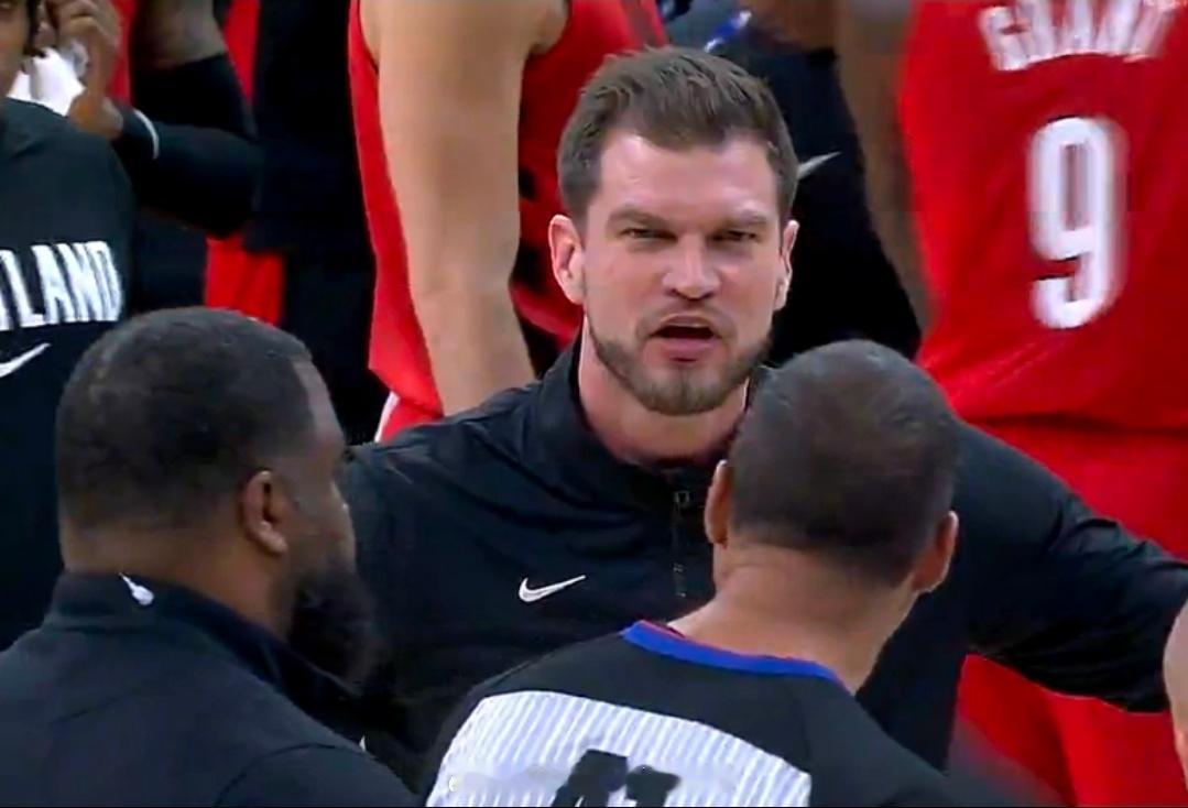 斯普利特谈杨瀚森倒地不起疯狂投诉：裁判没给核实的时间NBA常规赛继续进行，开拓者