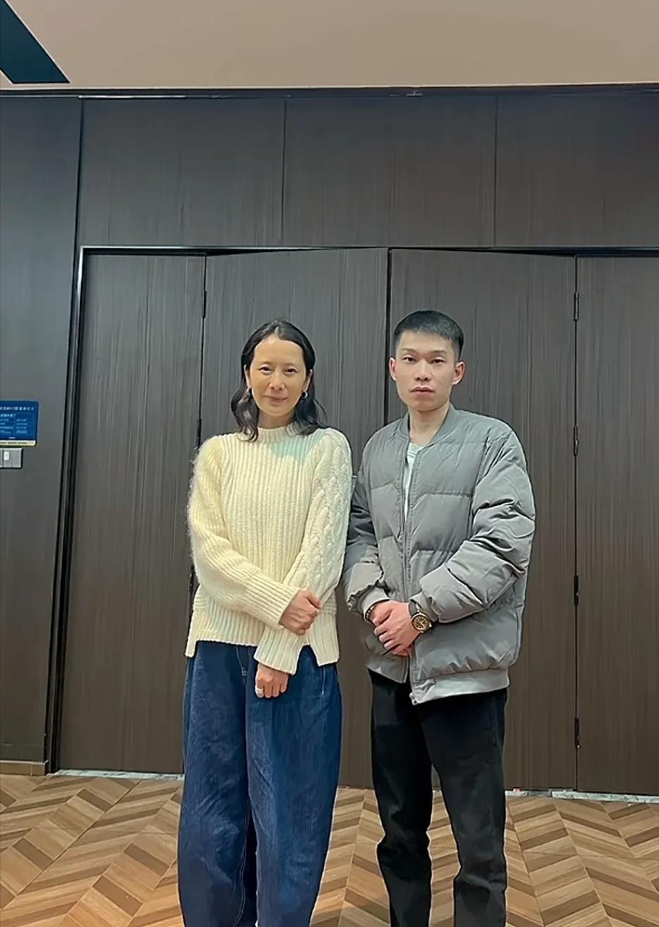 海清罕见回淮北老家祭祖！素颜穿白毛衣和亲友吃饭，太过低调接地气，可惜生图曝光好显