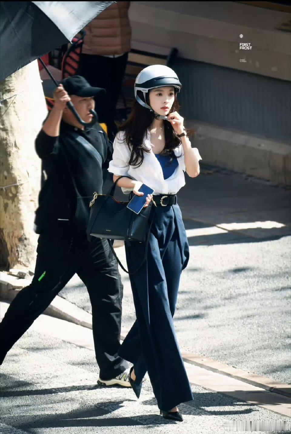 章若楠走路粉 章若楠走路好酷啊，美在另一个层次！不仅是姐姐的颜粉，现在已经变成走