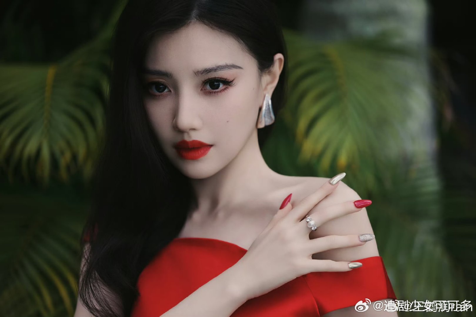 王鹤润红配绿冲击力 王鹤润hold住了红配绿经典红配绿极易踩雷，王鹤润凭借优越五