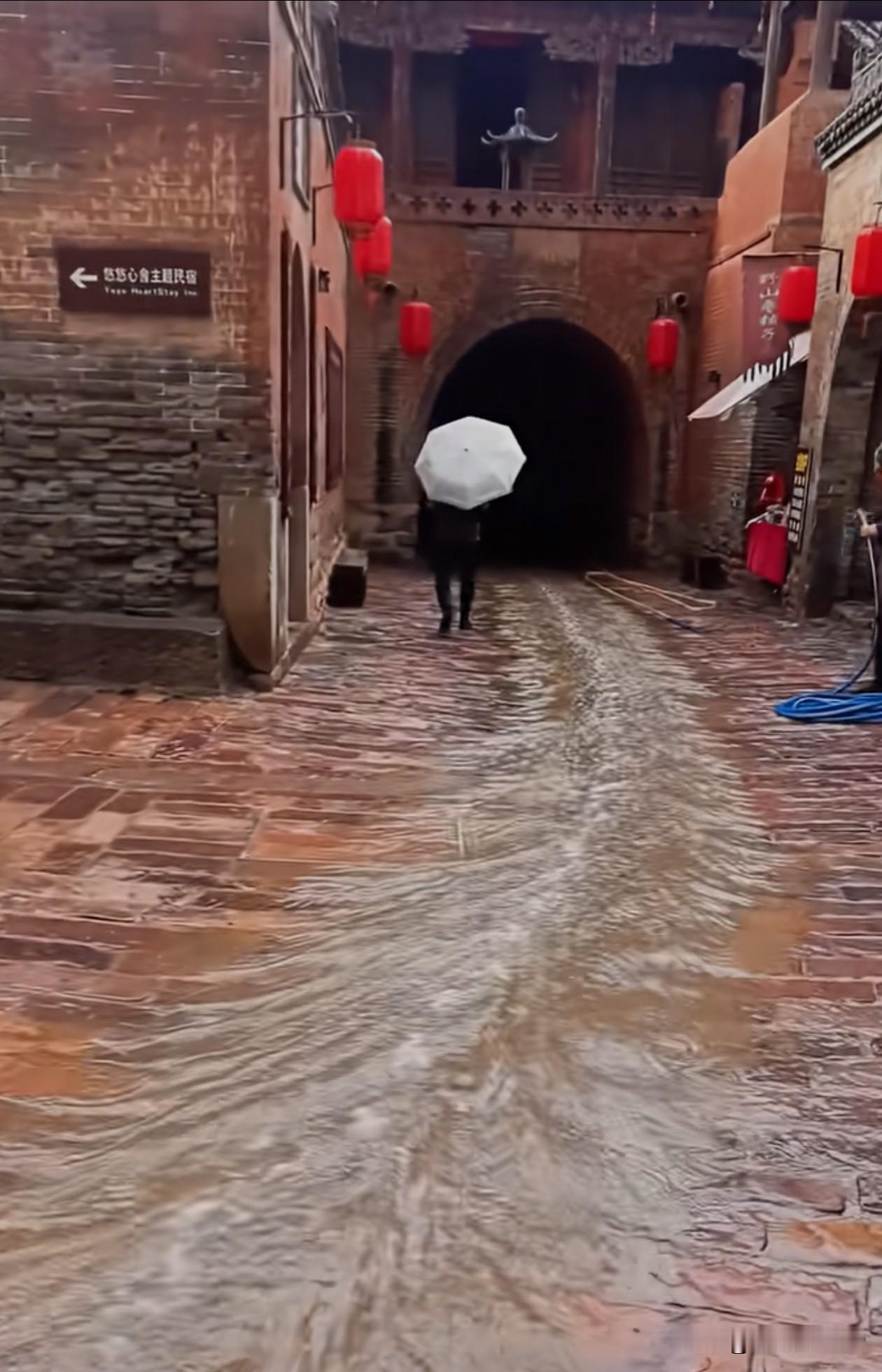 终于知道什么是水到渠成了。在山西省晋中市介休市龙凤镇张壁村有个张壁古堡，每到雨天