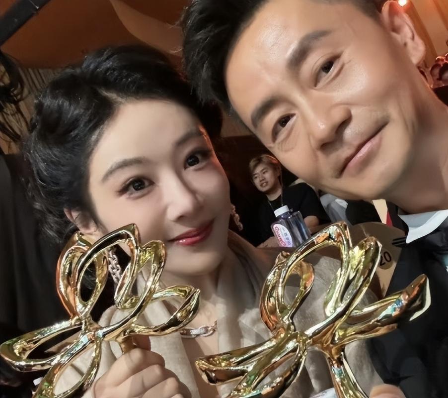 杨紫旁边的这位男士乍一看我还以为是胡歌了，仔细一看原来不是，不过他虽然没有胡歌那