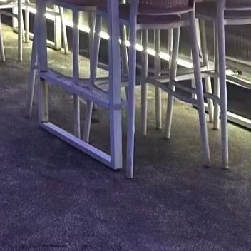 紫暮临海露台暮色漫过海平面的刹那，整片天地被揉进浓淡错落的紫调梦境里。层层叠叠的