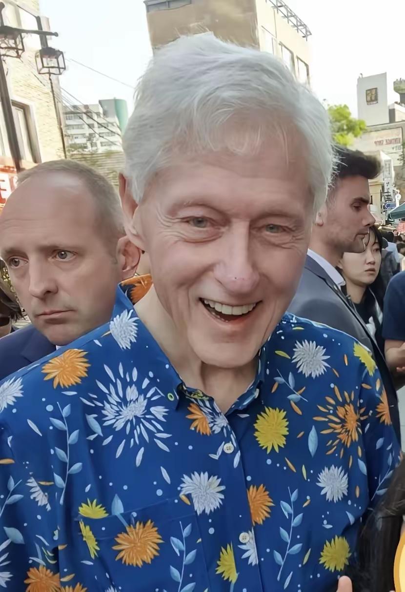 克林顿说的多可怜，跟要饭似的！美国前总统克林顿日前公开说：“我知道中国总有一天会