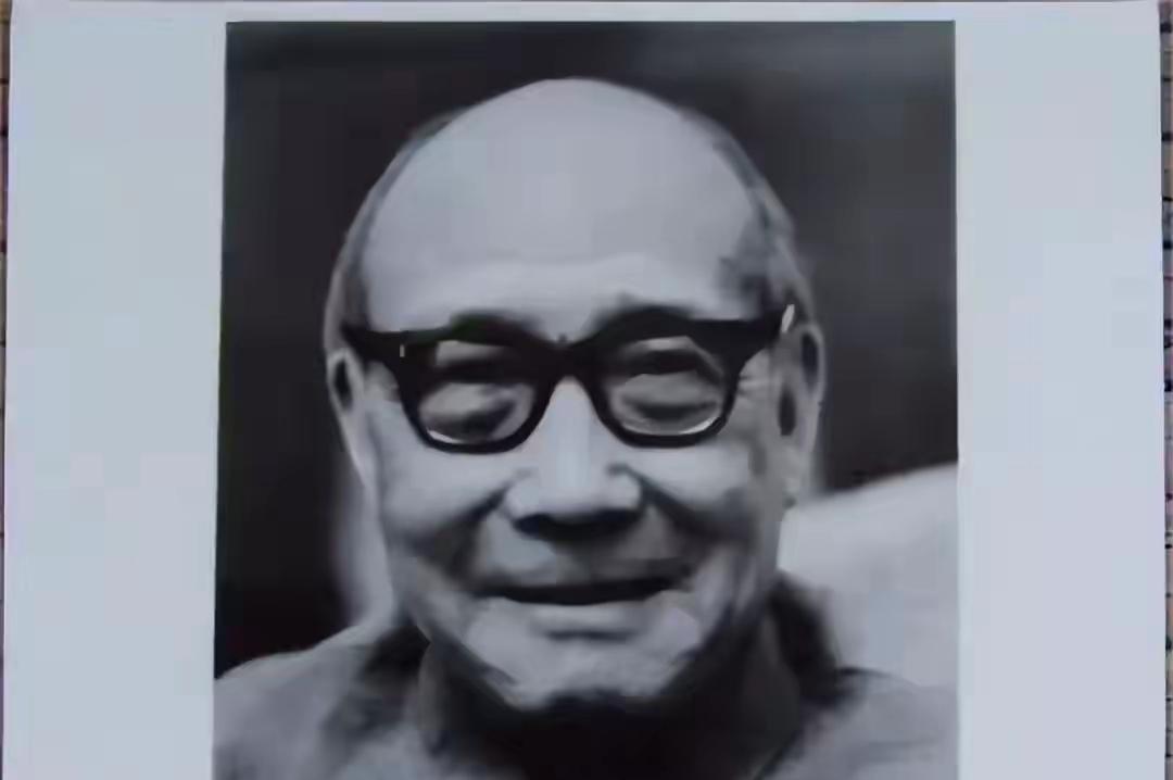 1974 年秋，秦城监狱里，76岁的屈武正在低头劳动。一名看守快步走到他身边，压