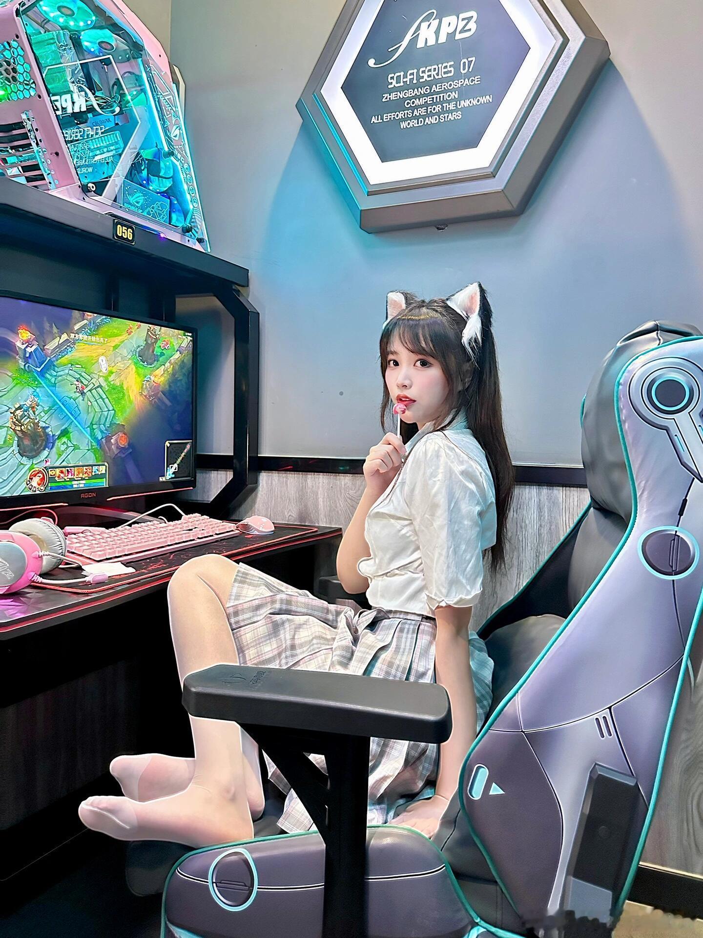 穿丝袜的电竞少女 ​​​
