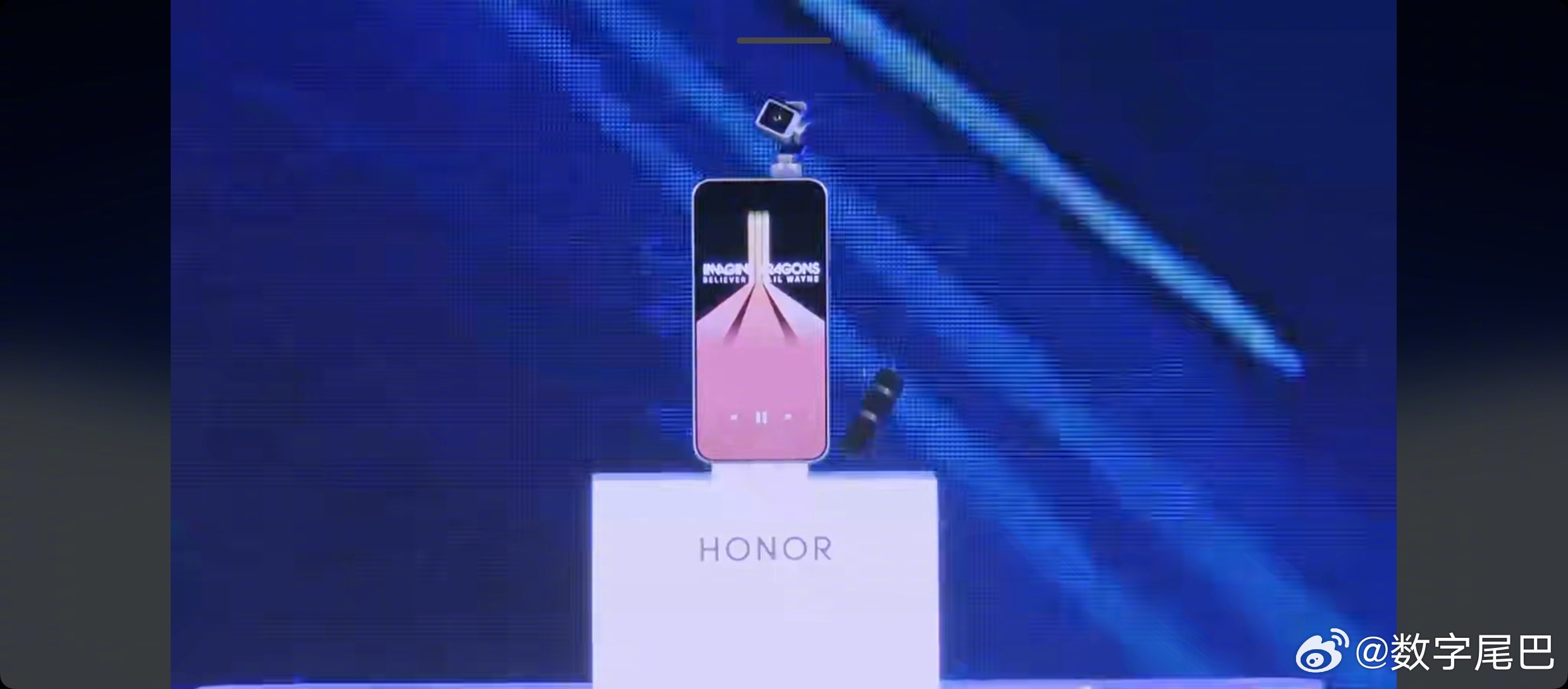 简单总结一下荣耀今晚的 MWC 发布会1.荣耀 Magic V6 提前亮相，更薄