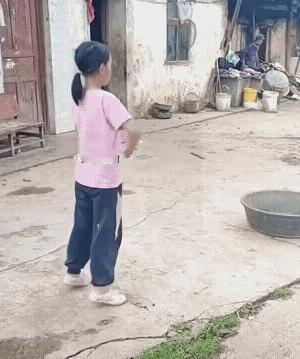 这小姑娘的轻功了得，平衡能力不错，佩服佩服。