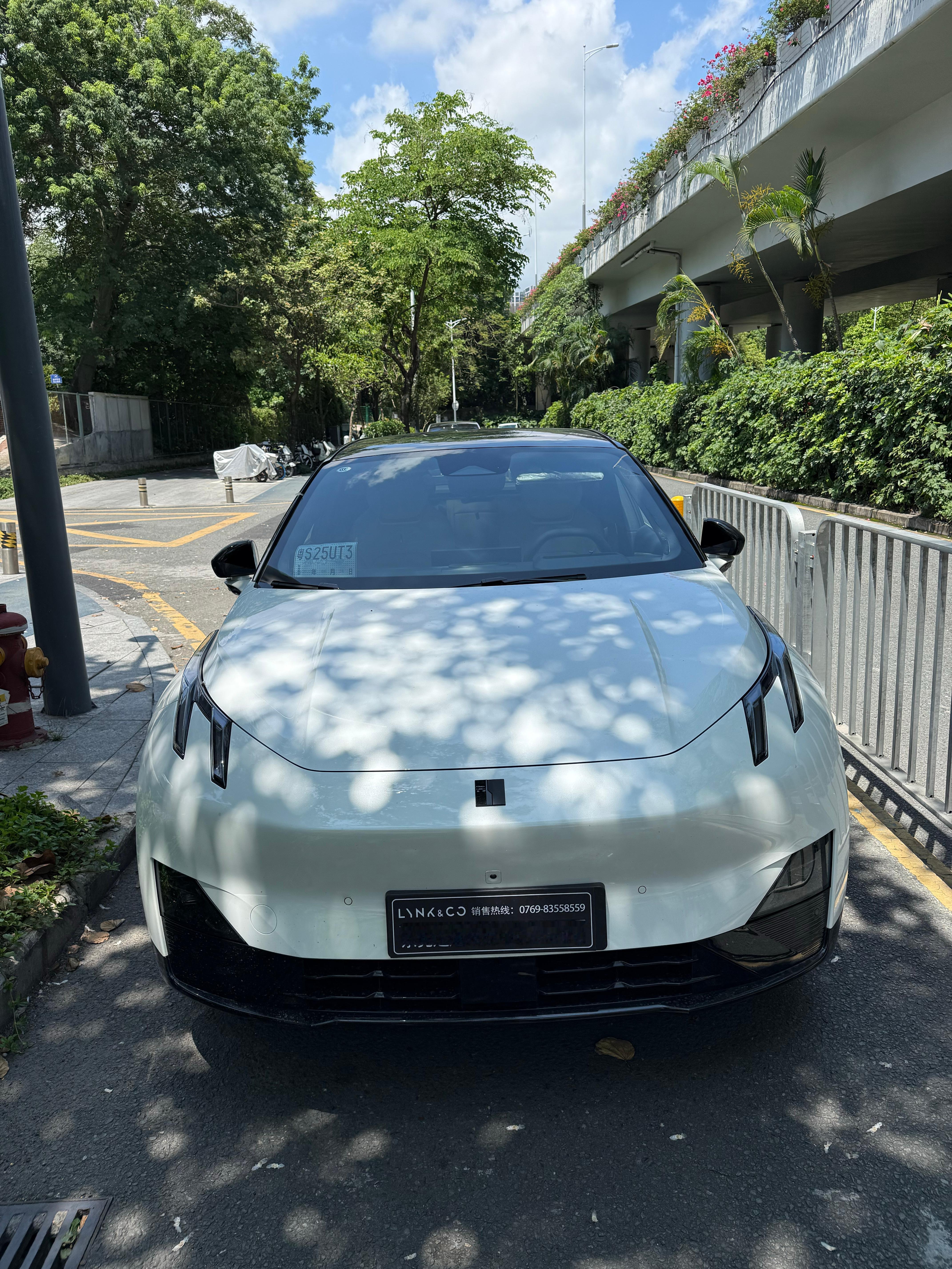 好看吗？这个尾灯好高，安全系数可以，当高位刹车灯用了[偷笑]  ​​​