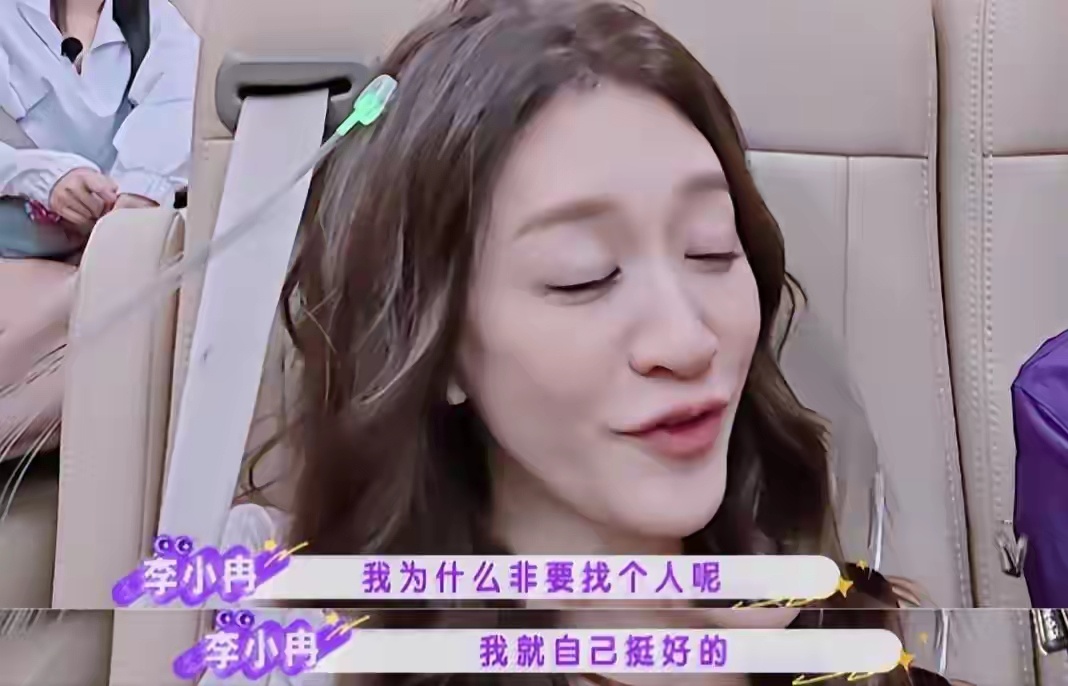 50岁李小冉现身杭州机场，皮肤白皙笑容迷人，婚变传闻后状态变好 ​​​