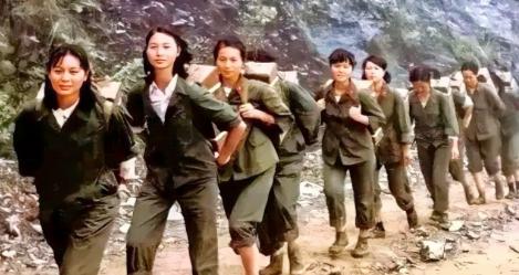 1986年，老山前线，几个漂亮的女战士，正在往前线运送物资。她们背负着上百斤重的