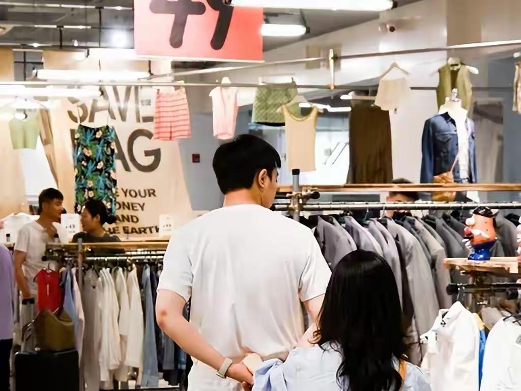 如今逛街能明显发现，商场新衣冷清，二手服饰店却人气爆棚，越来越多人偏爱穿旧衣、少