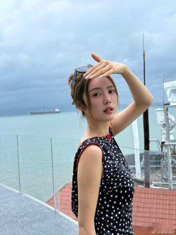 蔡文静波点吊带裙蔡文静夏日正确打开方式 定格美好夏日瞬间，波点吊带裙造型，温柔又