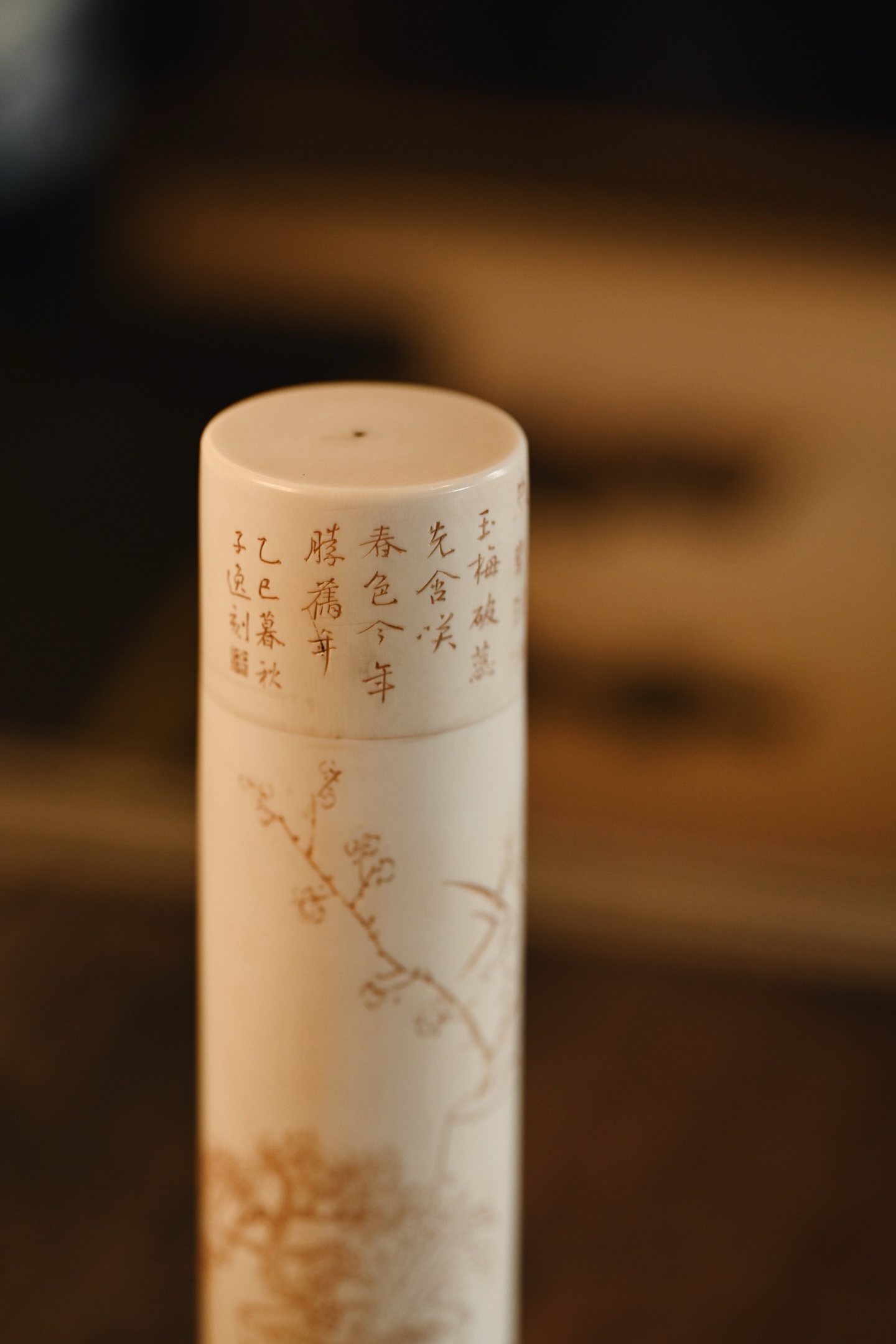猛犸仿古×竹 | 岁朝清供 存香筒质地温润细腻，内壁嵌竹护香，匠心独运。筒身外壁