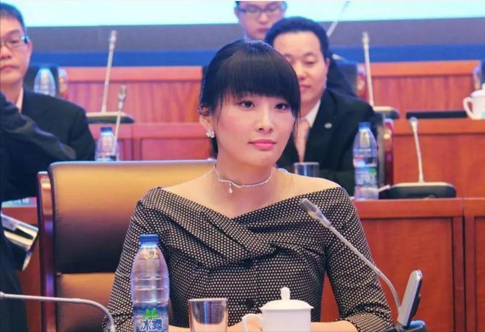 1999年，娃哈哈宗庆后花500000请王力宏代言，合作20年从不涨价，谁料女儿
