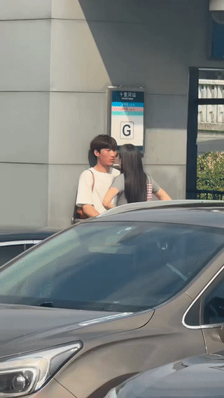 网友拍到一对年轻的情侣正在街头吵架。
女子疯狂掌掴，狂扇男友的脸！
而被女子打的