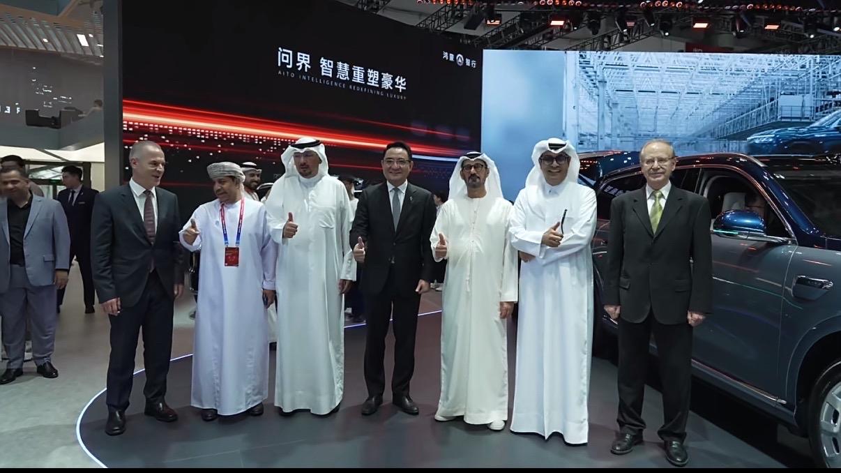 阿联酋、阿曼、巴林、卡塔尔、科威特、黎巴嫩六国驻华大使联袂到访北京车展问界展台，