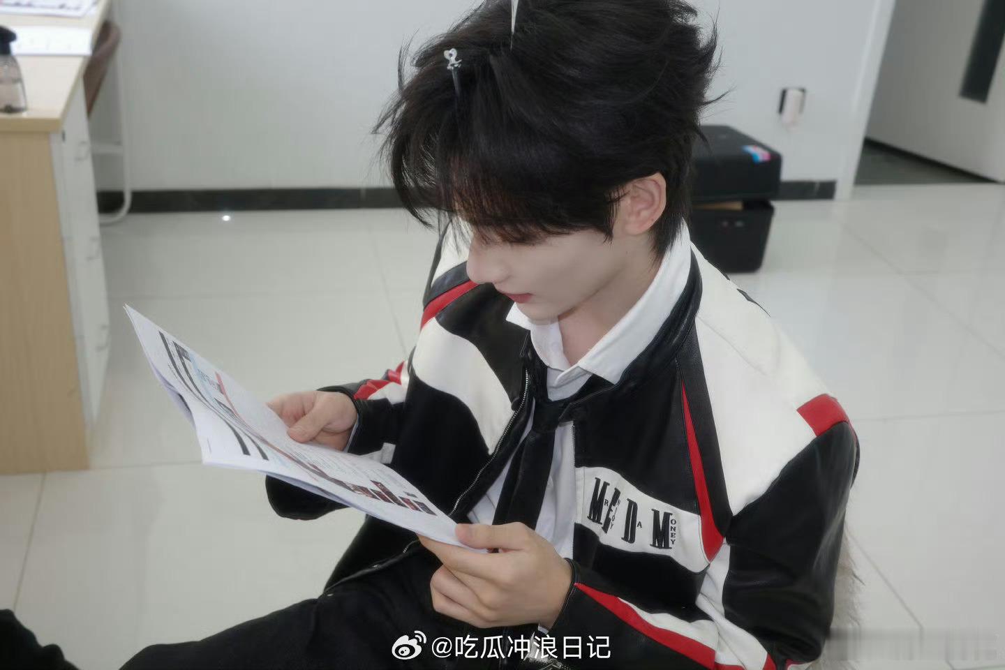 余宇涵什么时候演电竞男主 余宇涵最新营业写真氛围感直接封神，清冷帅气的颜值自带少