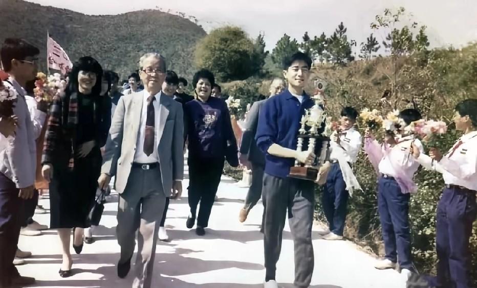 1988年陈百强回台山办义演，没架子，不收钱，四场全捐给红十字会，还在洞宁村设了