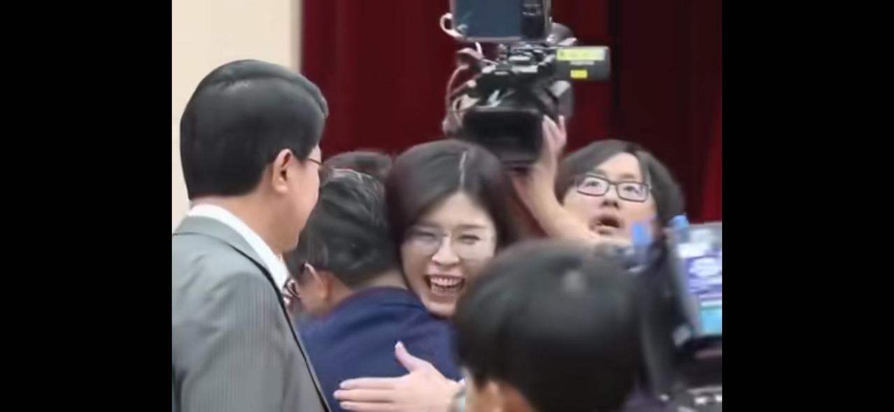 跨越海峡的拥抱。我们的女儿回家来了！